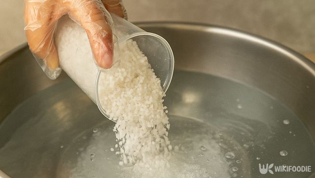 천일염을 물에 풀어 절임용 소금물을 만드는 모습이다. / 위키푸디