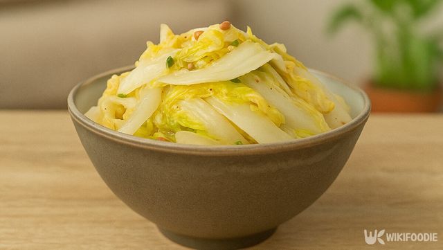 들기름에 볶아 만든 배추 나물을 그릇에 담은 모습이다. / 위키푸디