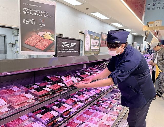 이마트 직원이 한우 제품을 배열하고 있다. 기사의 이해를 돕기 위한 참고 사진입니다. / 이마트 제공