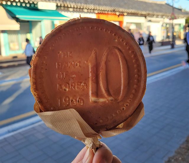 경주 십원빵을 들고 있다. 기사의 이해를 돕기 위한 참고 사진입니다. / LilyRosePhotos-shutterstock.com