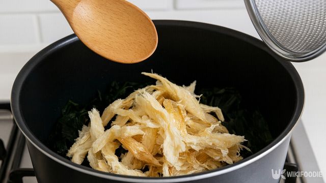 냄비에 미역과 황태채를 함께 넣어 볶기 직전의 모습이다. / 위키푸디