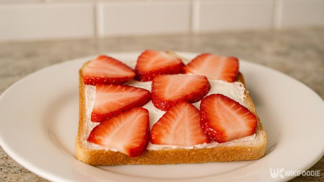 크림치즈를 바른 식빵 위에 슬라이스한 딸기를 올려 두었다. / 위키푸디