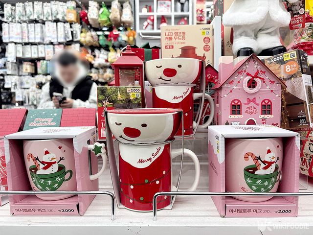 크리스마스 머그잔 자료 사진. / 위키푸디