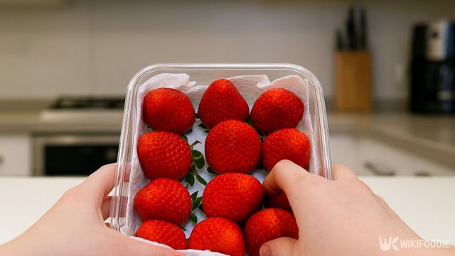 딸기를 키친타월 위에 올려 냉장 보관을 하려는 모습이다. / 위키푸디