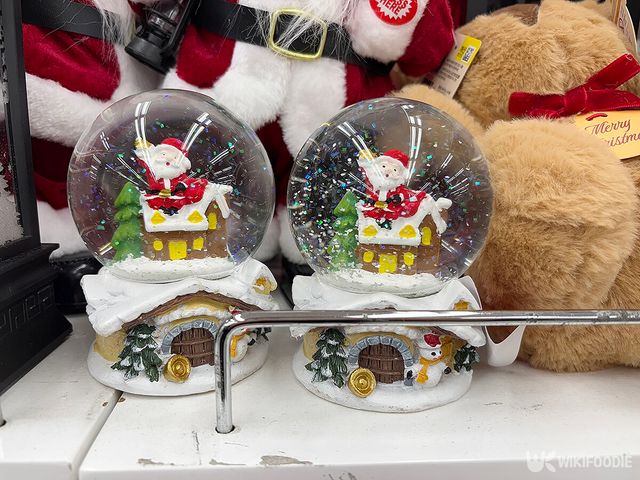 크리스마스 워터볼 자료 사진. / 위키푸디