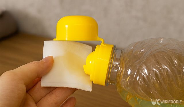 짙은 얼룩은 식초를 사용하면 빠르게 지울 수 있다. / 위키푸디