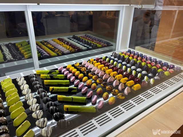 피스타치오로 만든 초콜릿이 전시되어 있다. / 위키푸디