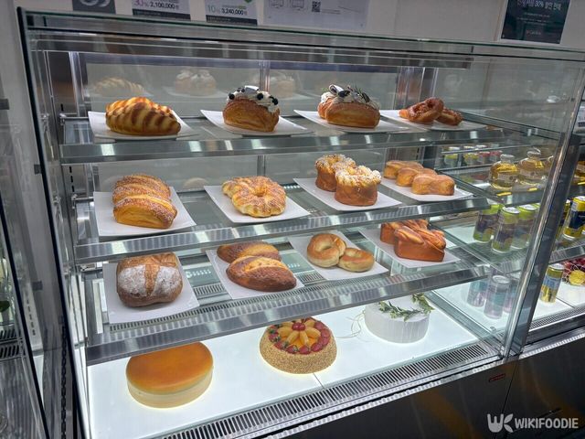 빵이 전시되어 있다. / 위키푸디