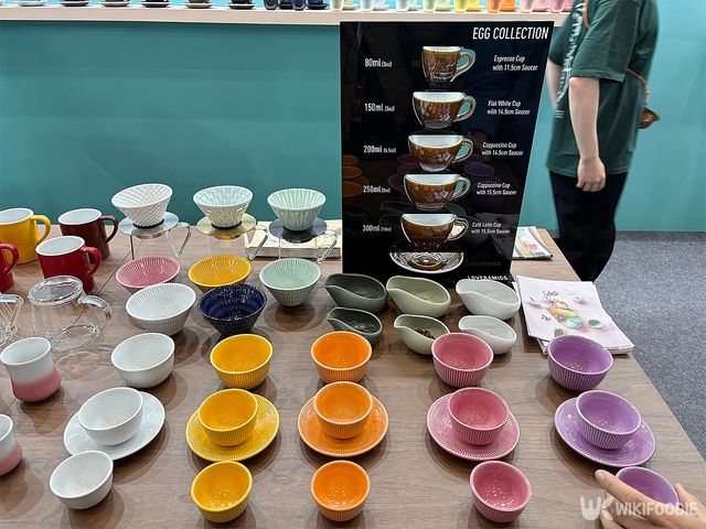 러브라믹스의 예쁜 디자인의 잔들이 진열돼 있다. 뒤쪽에는 크기별로 용도를 설명해 주는 안내판도 놓여있다. / 위키푸디