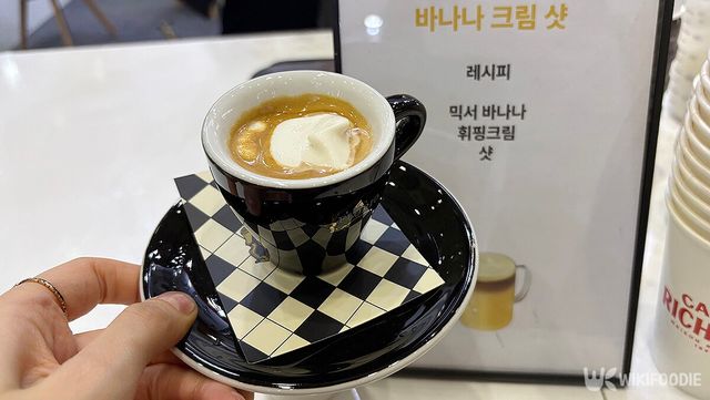 프랑스 커피 대표 브랜드 '카페 리처드' 부스에서 바나나 크림 샷 시음 행사를 진행하고 있다. / 위키푸디&nbsp;