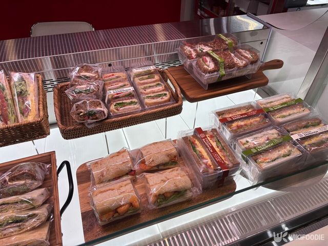 샌드위치가 전시되어 있다. / 위키푸디