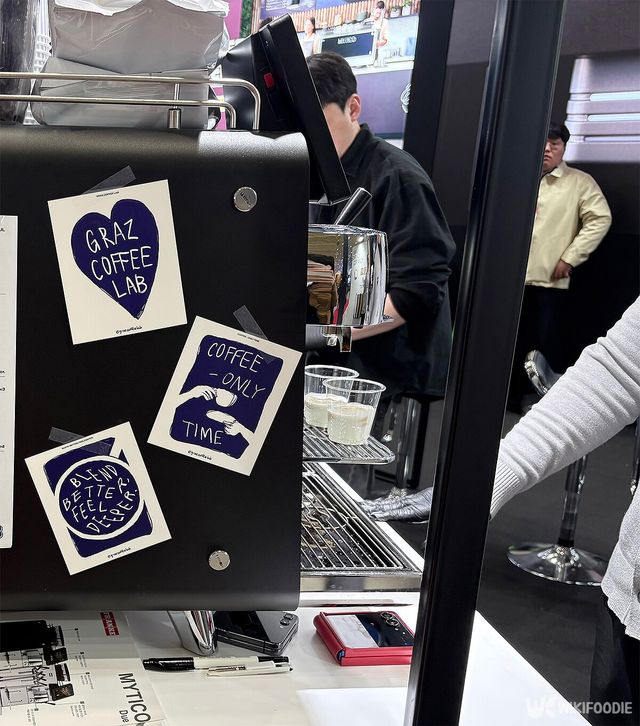 요구르트에 그라츠 에스프레소를 내리고 있다. / 위키푸디