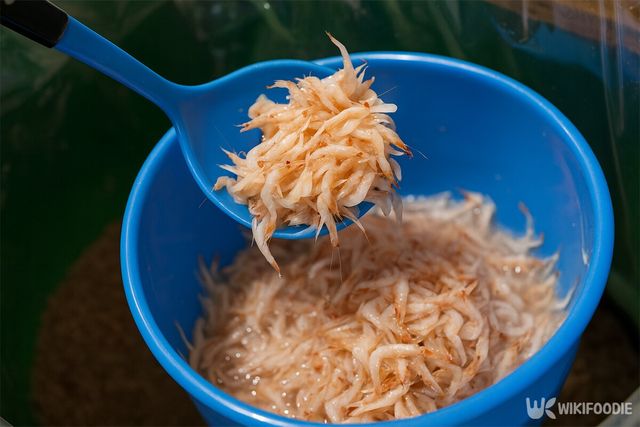 가을에 잡은 새우로 만든 새우젓을 시장에서 판매하고 있다. / 위키푸디