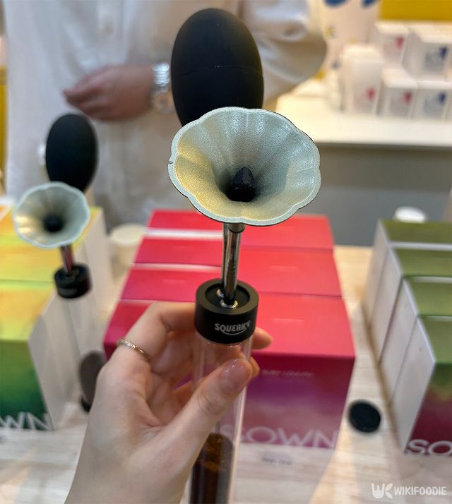 원두를 시향할 수 있는 기기다. 뒤의 검은 부분을 누르면 꽃 모양의 입구로 향이 퍼진다. / 위키푸디