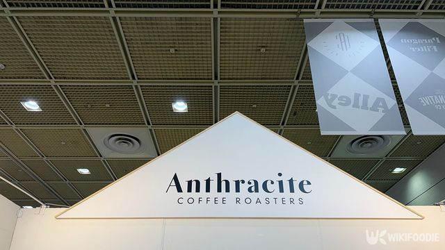 앤트러사이트 부스 앞 간판이 크게 보인다. / 위키푸디