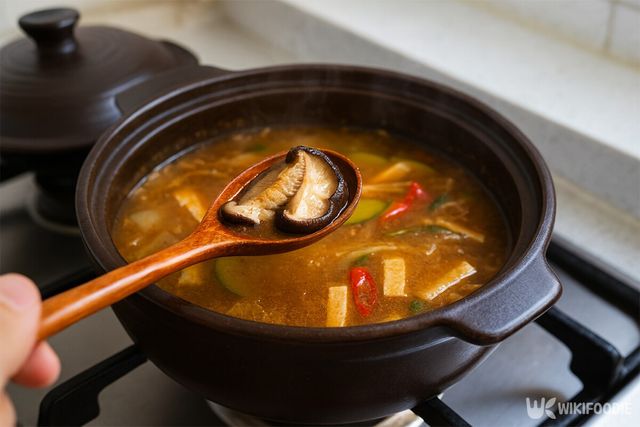 된장찌개에 표고버섯이 들어가 있다. 표고버섯을 이용하면 된장 염도를 자연스레 낮출 수 있다. / 위키푸디