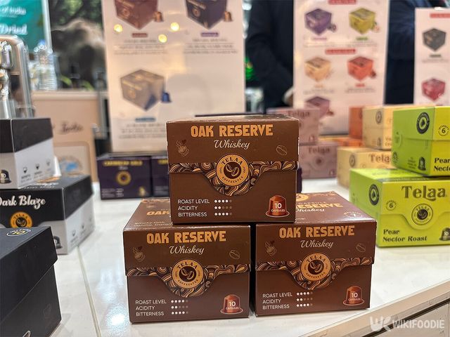 인도 커피 부스에서 알코올을 첨가하지 않은 '위스키 향' 커피가 판매되고 있다. / 위키푸디