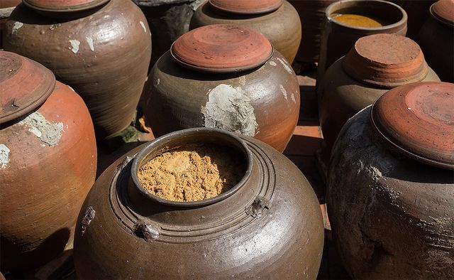 전통 재래식 된장이 담긴 항아리들이 놓여 있다. / Vietnam Stock Images-shutterstock.com