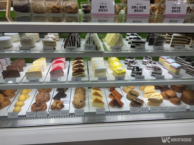 케이크가 전시되어 있다. / 위키푸디