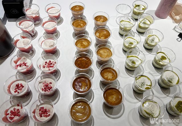 딸기 드롭, 너티 드롭, 말차 드롭이 시음 행사대에 놓여 있다. / 위키푸디