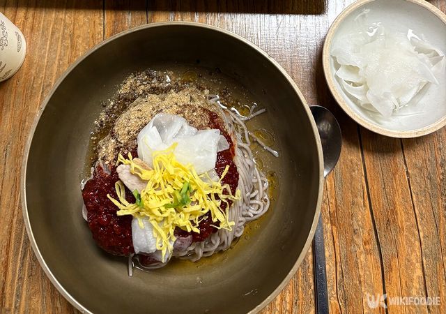 비빔 메밀 막국수 자료 사진. / 위키푸디