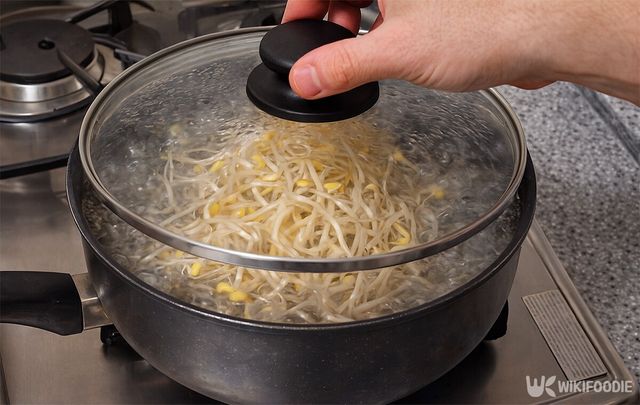 콩나물을 삶으면서 뚜껑을 닫고 있다. 이 상태로 장시간 끓이면 영양 성분이 손상되고, 맛도 흐려진다. / 위키푸디