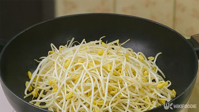 프라이팬에 많은 양의 콩나물이 담겨 있다. / 위키푸디