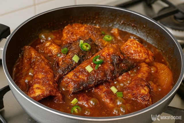 조림 마지막 단계에 청양고추와 대파를 넣어준다. / 위키푸디