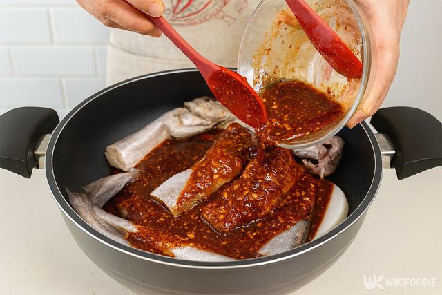 양념장을 고루 섞은 후 코다리 위에 얹는 모습이다. / 위키푸디