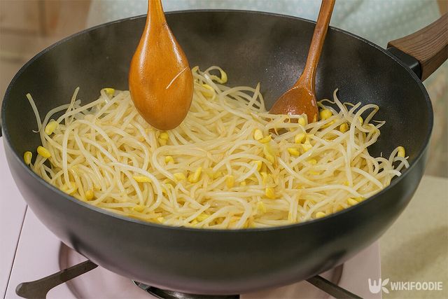 센불에서 콩나물을 볶고 있다. / 위키푸디