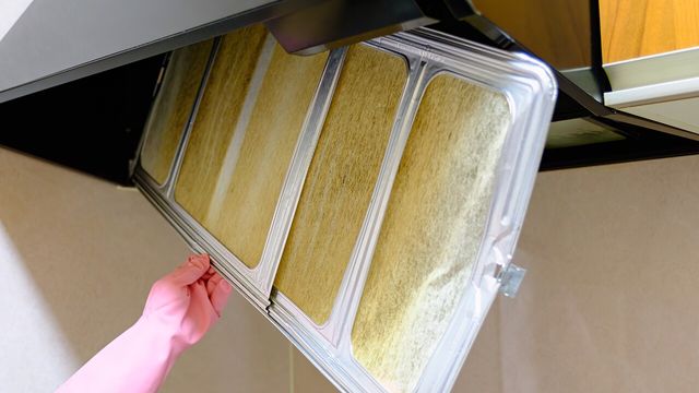 주방 후드에 장착된 기름때 묻은 필터를 분리하는 모습이다. / Wako Megumi-shutterstock.com