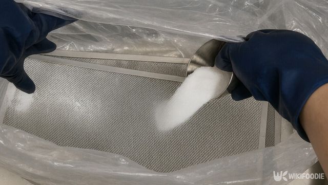 커다란 비닐봉지에 넣은 후드 필터 위로 과탄산소다를 뿌리는 장면이다. / 위키푸디