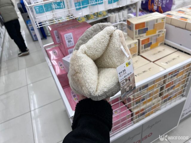 지퍼 타입 원통 허그쿠션&nbsp;자료 사진. / 위키푸디