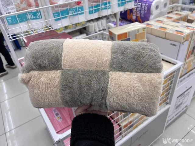 지퍼 타입 원통 허그쿠션&nbsp;자료 사진. / 위키푸디