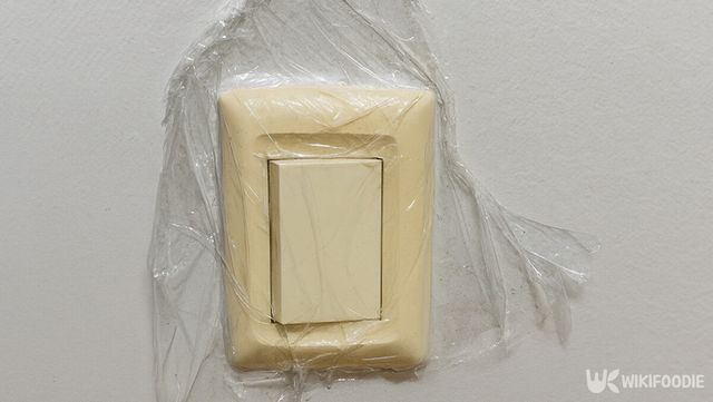 랩으로 밀봉한 스위치 커버 모습이다. / 위키푸디