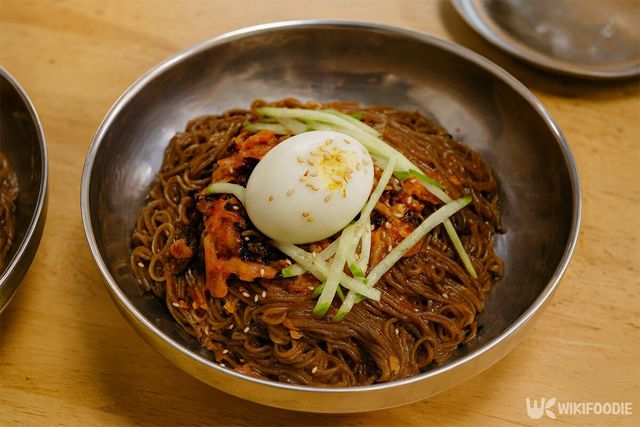 강원도의 생활 음식 메밀 비빔 막국수가 식탁에 놓여 있다. / 위키푸디
