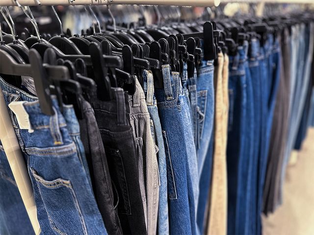 여러 색의 청바지가 진열되어 있다. 기사 이해를 돕기 위한 참고 사진입니다. / naluwan-shutterstock.com