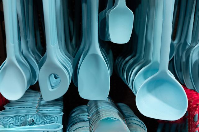 실리콘 조리 도구가 진열돼 있다. 기사 이해를 돕기 위한 참고 사진입니다. / Elen Marlen-shutterstock.com