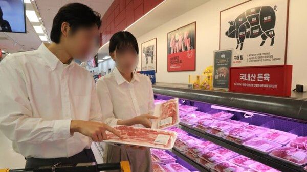 삼겹살 제품을 살펴 보고 있다. 기사의 이해를 돕기 위한 참고 사진입니다. / 이마트 제공