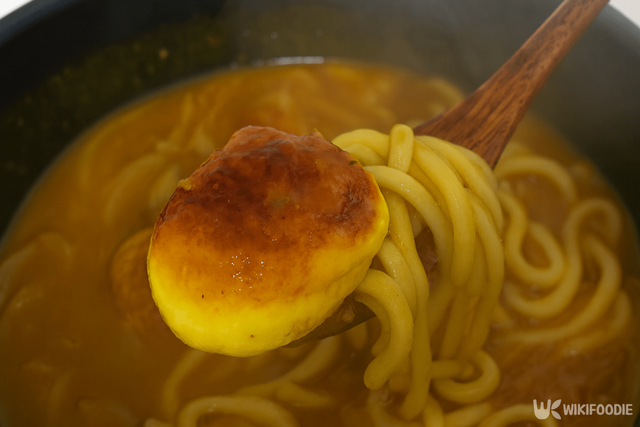 구운계란 카레 우동 자료 사진. / 위키푸디