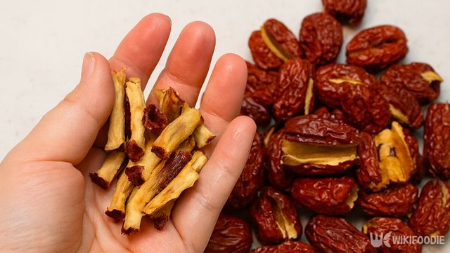 대추 씨를 한 움큼 집어 든 모습이다. / 위키푸디