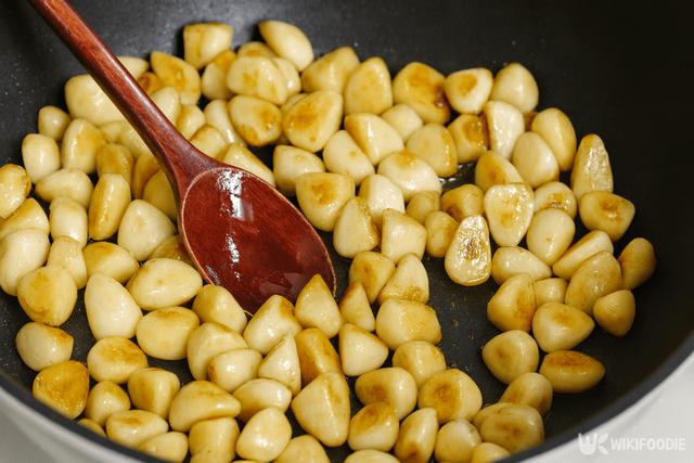 마늘 간장조림 만드는 자료 사진. / 위키푸디