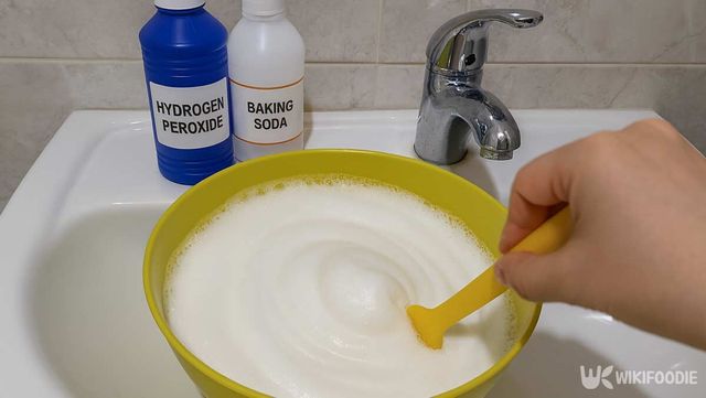 과산화수소와 베이킹소다이고 둘을 섞어 걸쭉하게 만들고 있다. / 위키푸디