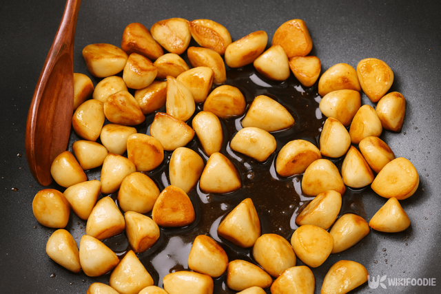 마늘 간장조림 만드는 자료 사진. / 위키푸디