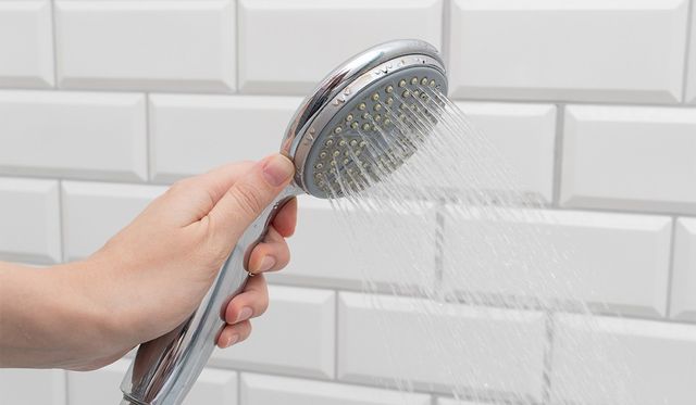 샤워 후 즉시 찬물로 벽면을 헹궈주면 곰팡이 예방에 좋다. / Epov Dmitry--shutterstock.com