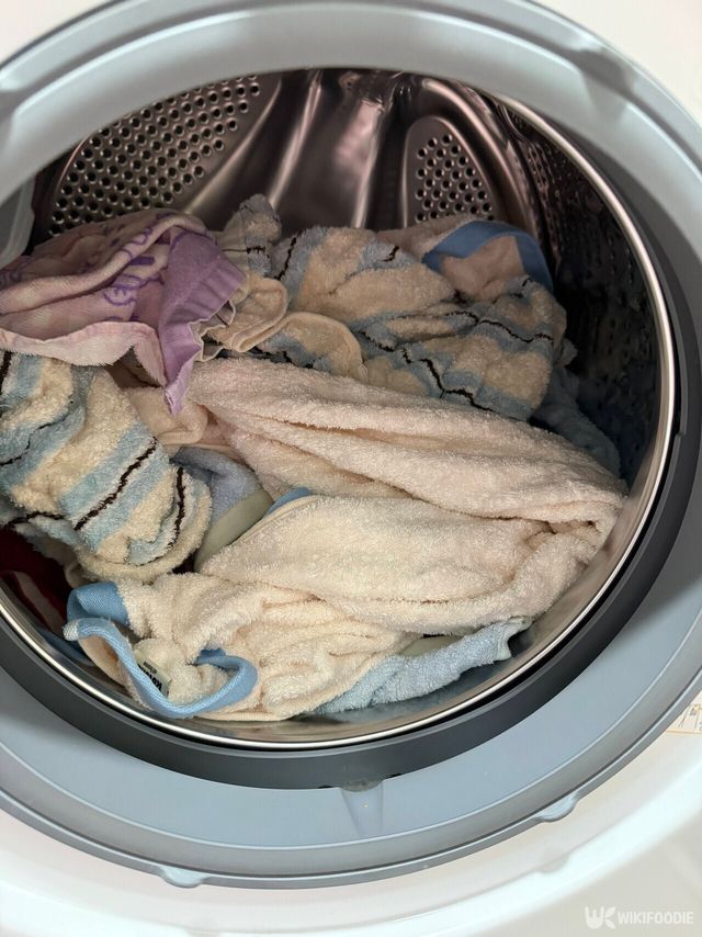 세탁기 안에 빨랫감이 가득하다. / 위키푸디