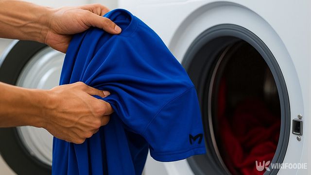 세탁기에 파란색 운동복을 넣고 있다. / 위키푸디