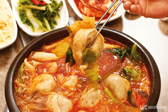 만두 전골 자료 사진. / 위키푸디