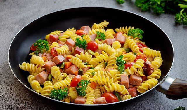 듀럼밀 푸실리로 만든 토마토 파스타가 프라이팬에 담겨 있다. / tastyfood-shutterstock.com