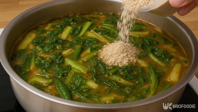 얼갈이 배추 된장국에 들깨 가루를 넣고 있다. / 위키푸디